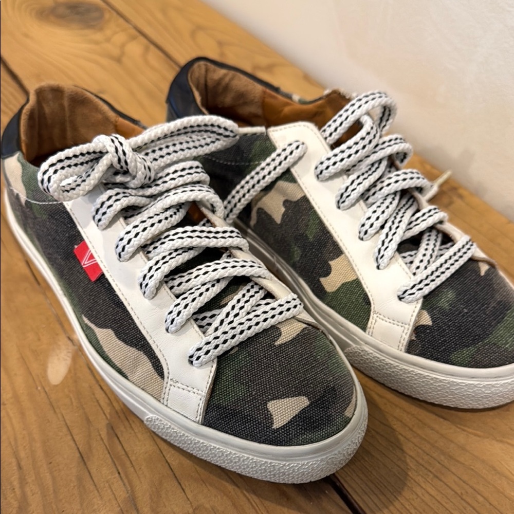 VERONICA BEARD Sami Camo Canvas Lace-Up Sneaker EUC SZ 7.5 (retail $360)